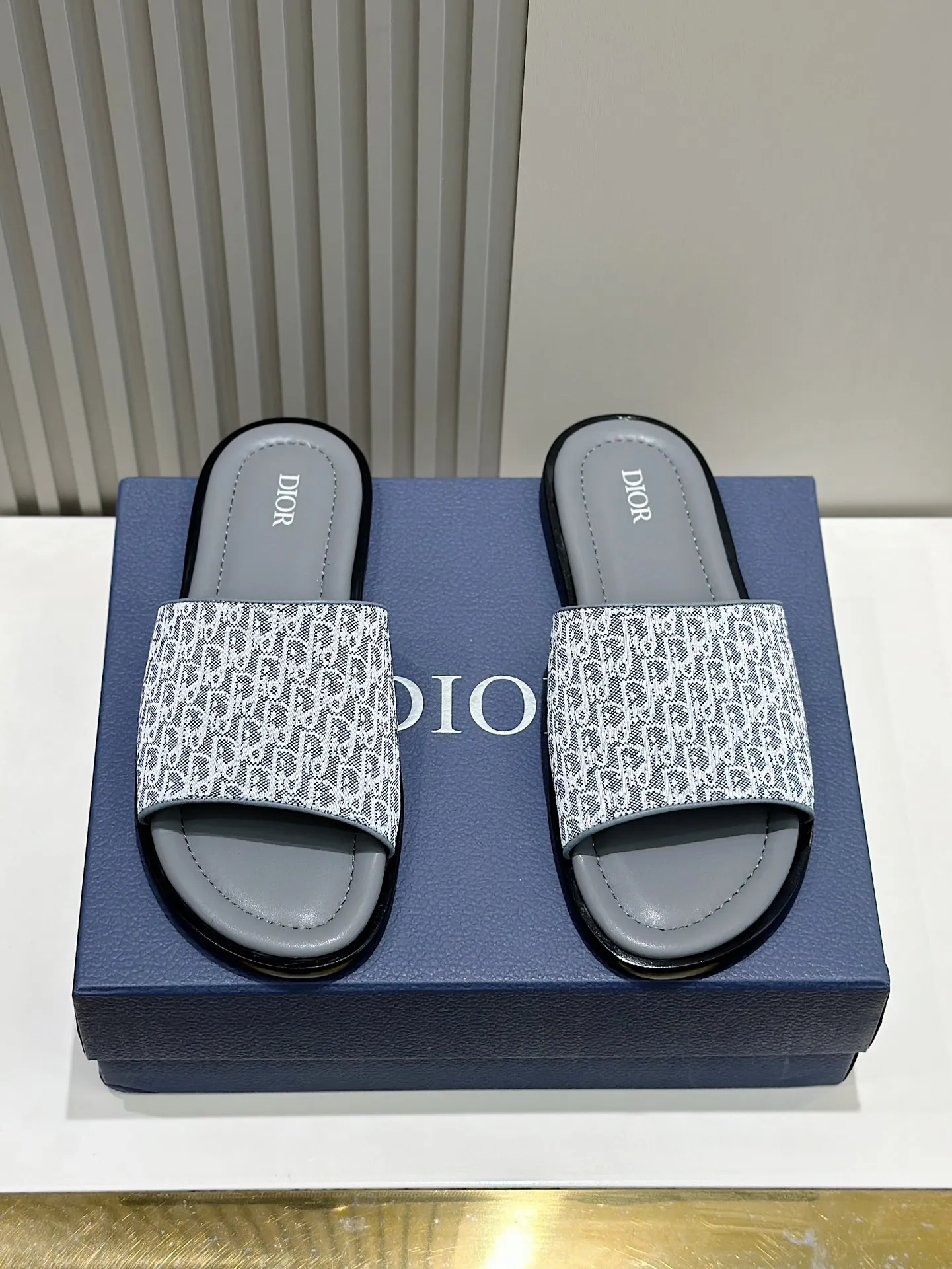 P320 [DIOR] Size 39-44 (38.45 custom-made) 2024ss Dior’s latest men’s slippers are a must-have. Dior Alias ​​Men's Genuine Leather Slippers This summer new Alias ​​sandal embodies a casual and elegant style. Carefully crafted from grained cow leather and Oblique printed fabric, with cowhide lining! Cross-strap design with metal-clad brass CD Diamond logo. The imported cowhide leather and rubber sole adds sophistication and comfort, while Oblique print-effect anti-slip panels add style.